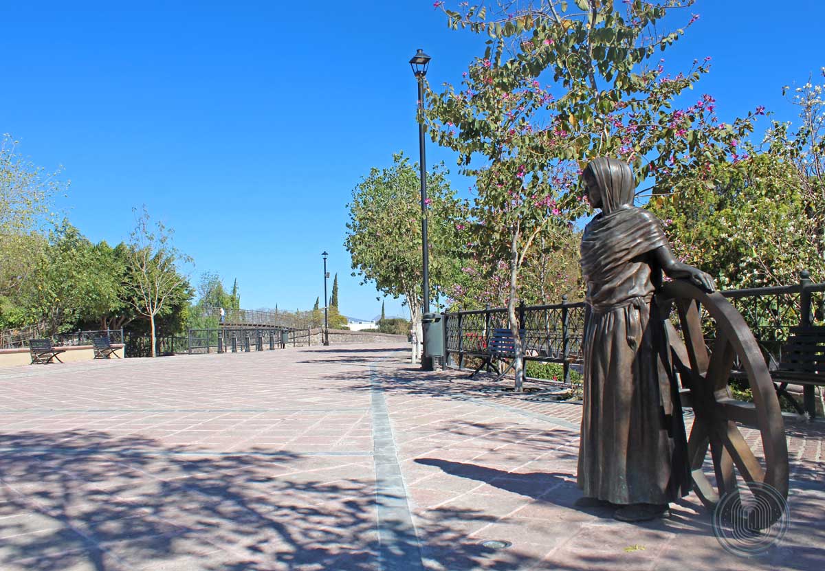 qrodigital-puente-de-la-historia-san-juan-del-rio-queretaro-monumento-simbolo-de-la-ciudad-estatua-mujer