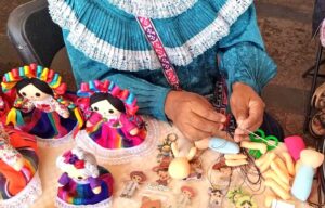 qrodigital-feria-artesanal-queretaro-y-sus-culturas-en-centro-historico-artesanas-mujer-empoderamiento-indigena-amealco