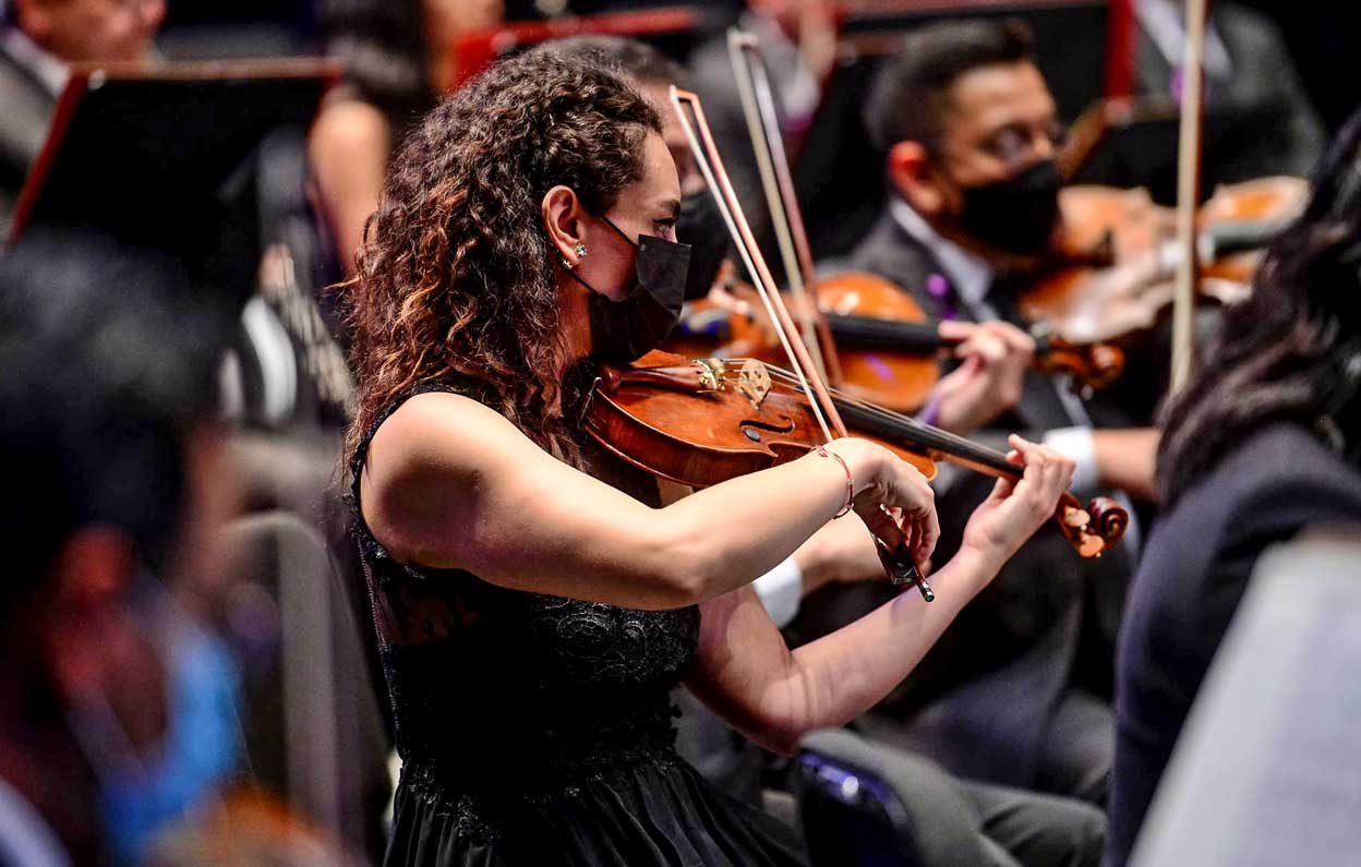 qrodigital-la-filarmonica-de-queretaro-inicia-su-3era-temporada-2022-violin-mujer-orquesta