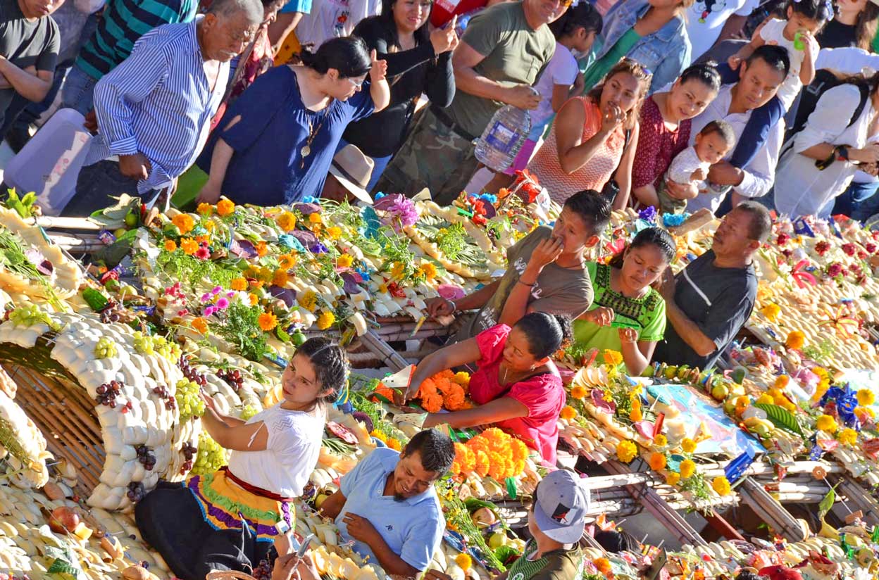 qrodigital-turismo-queretaro-toliman-vive-las-fiestas-patronales-a-san-miguel-visitantes-turista-ofrenda-tradicion-cultural-fiesta