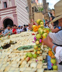 qrodigital-turismo-religioso-toliman-fiestas-san-miguel-lima-guayaba-manzana-flores-ofrenda-tradicion-religion-cultural-fiesta-santo