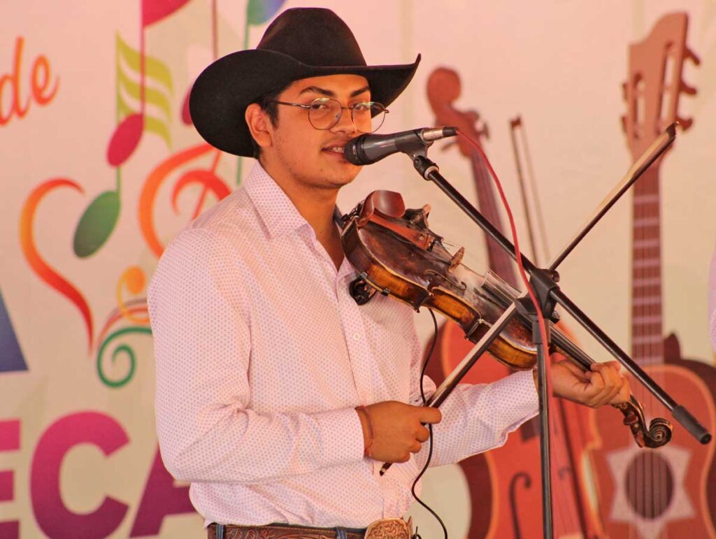 qrodigital-turismo-queretaro-huapango-sierra-gorda-queretana-festival-concurso-violin-musica-cantante-tradicion-raices-musicales