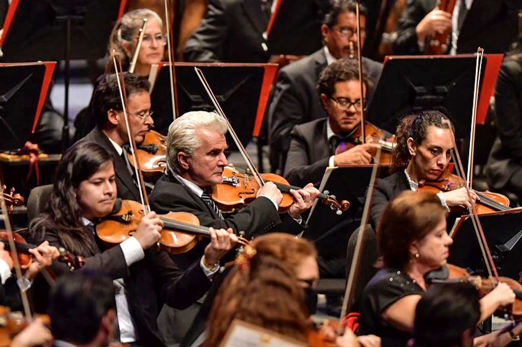 qrodigital-turismo-cultural-queretaro-turista-musica-orquesta-filarmonica-clasica-instrumental-violin-artista-ofeq